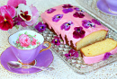 Vintage lila Teetasse und Kuchen